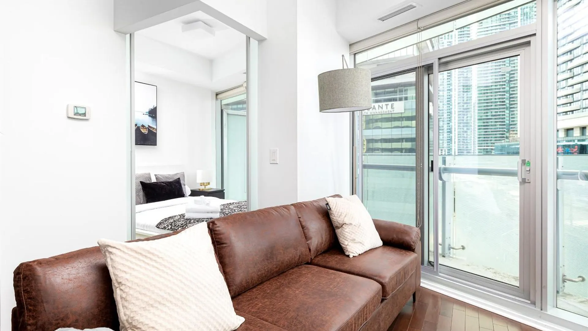 Downtown Toronto 2 Bedrooms Condo 0*,