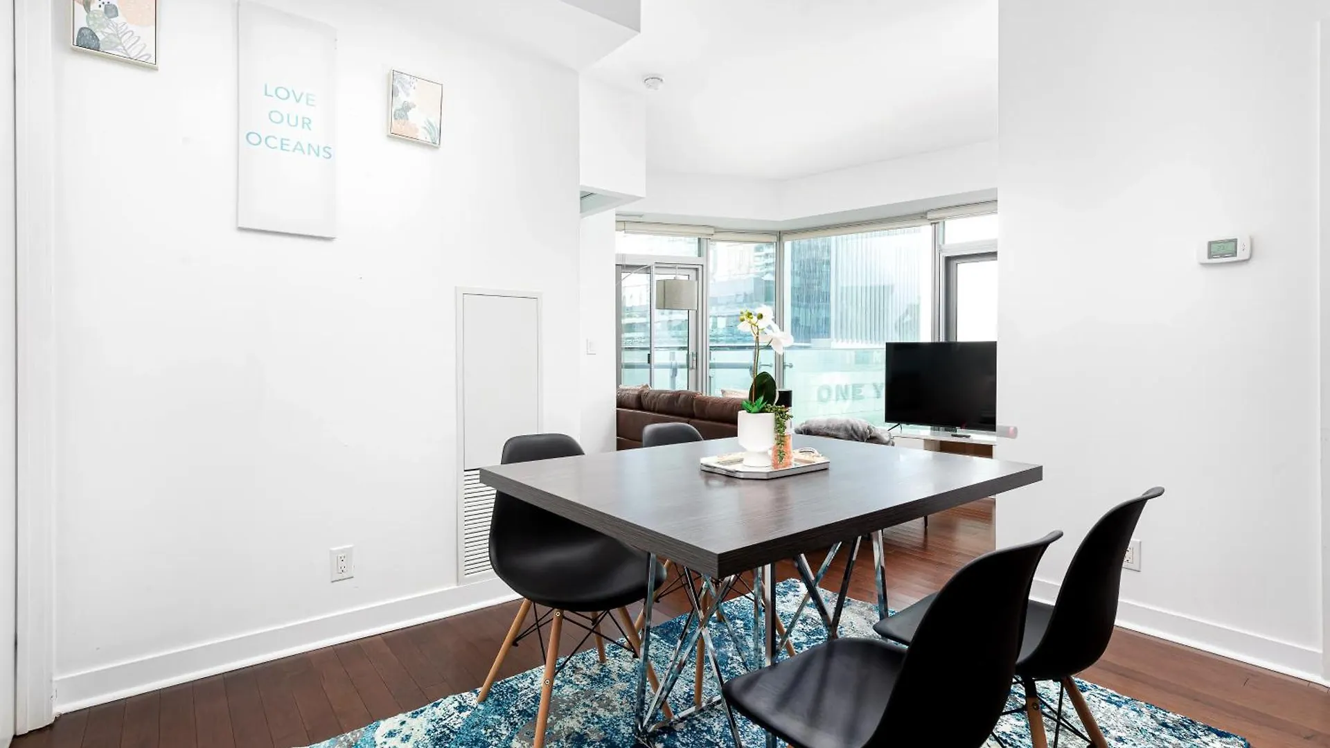 Downtown Toronto 2 Bedrooms Condo Canada