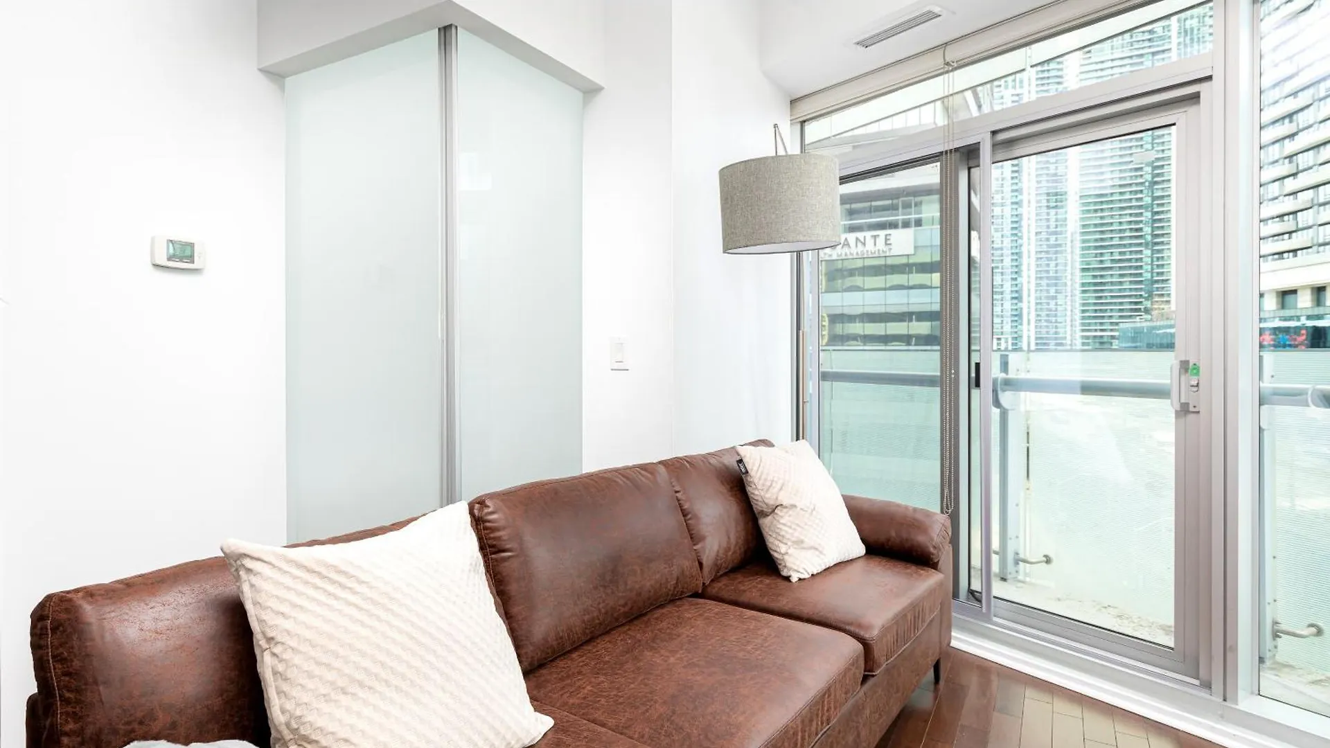 Downtown Toronto 2 Bedrooms Condo 0*,  Canada