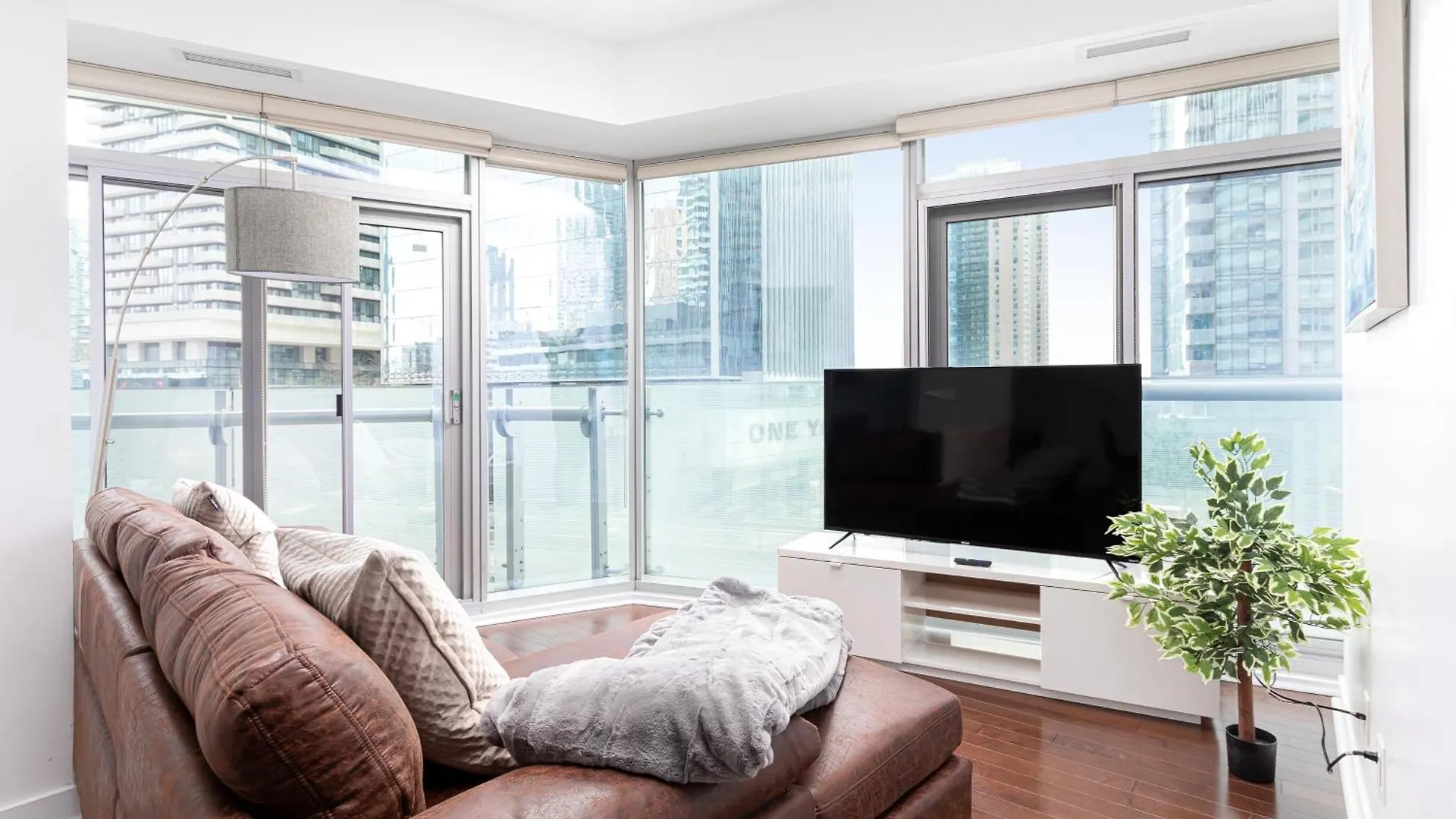 Apartment Downtown Toronto 2 Bedrooms Condo