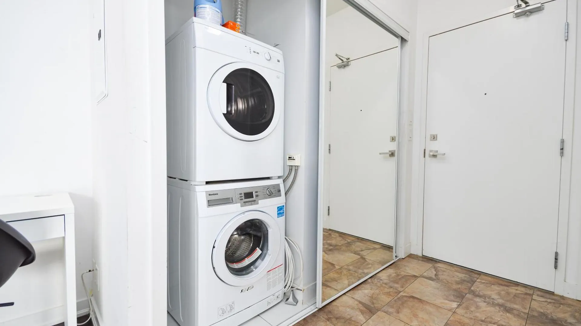 Downtown Toronto 2 Bedrooms Condo Lejlighed