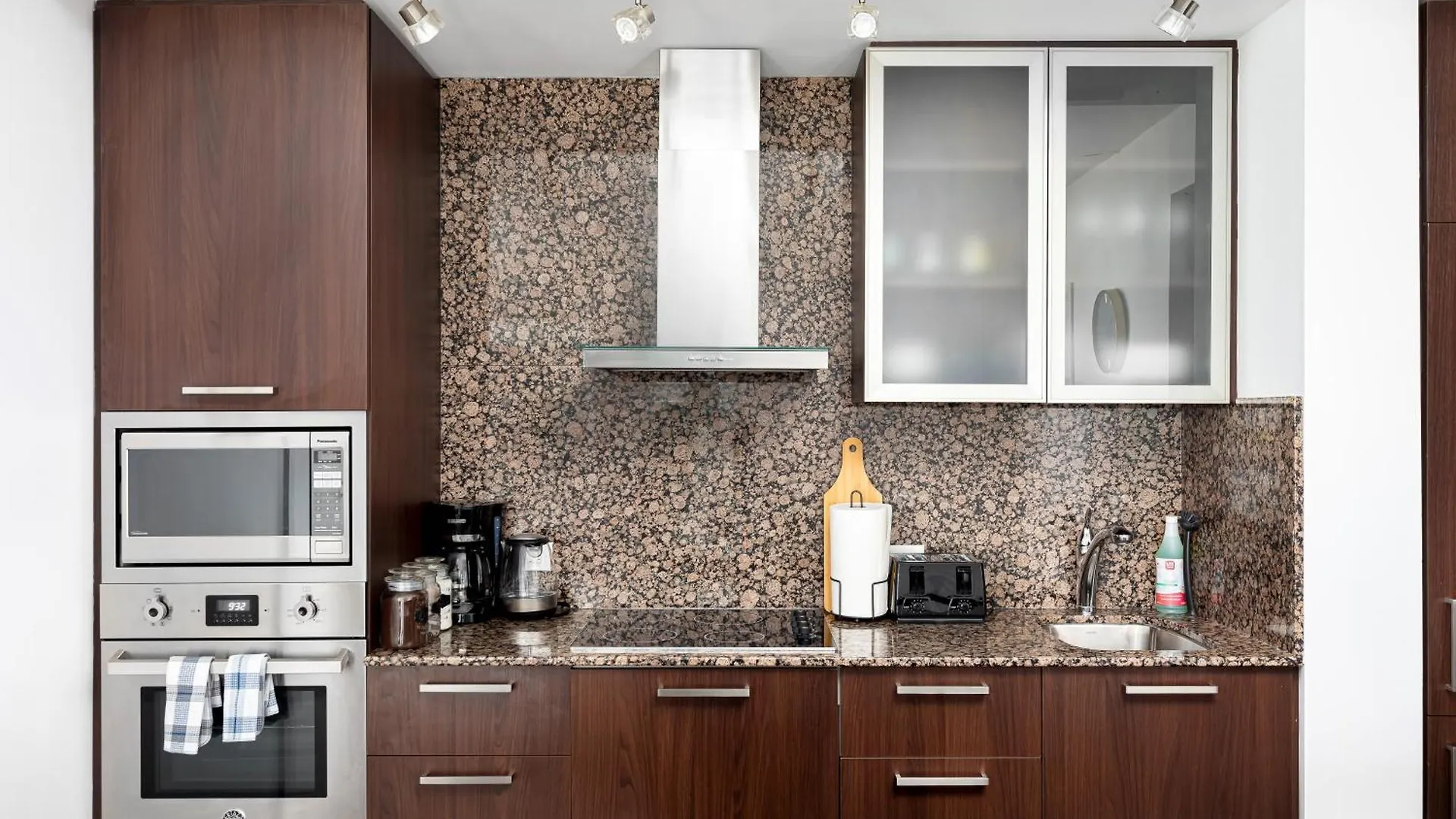 Downtown Toronto 2 Bedrooms Condo Lejlighed