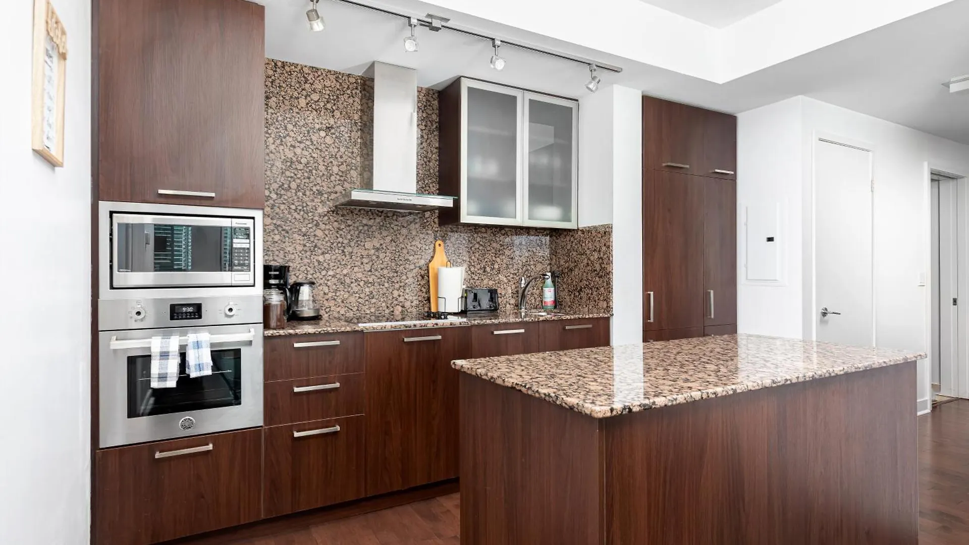 Downtown Toronto 2 Bedrooms Condo Lejlighed