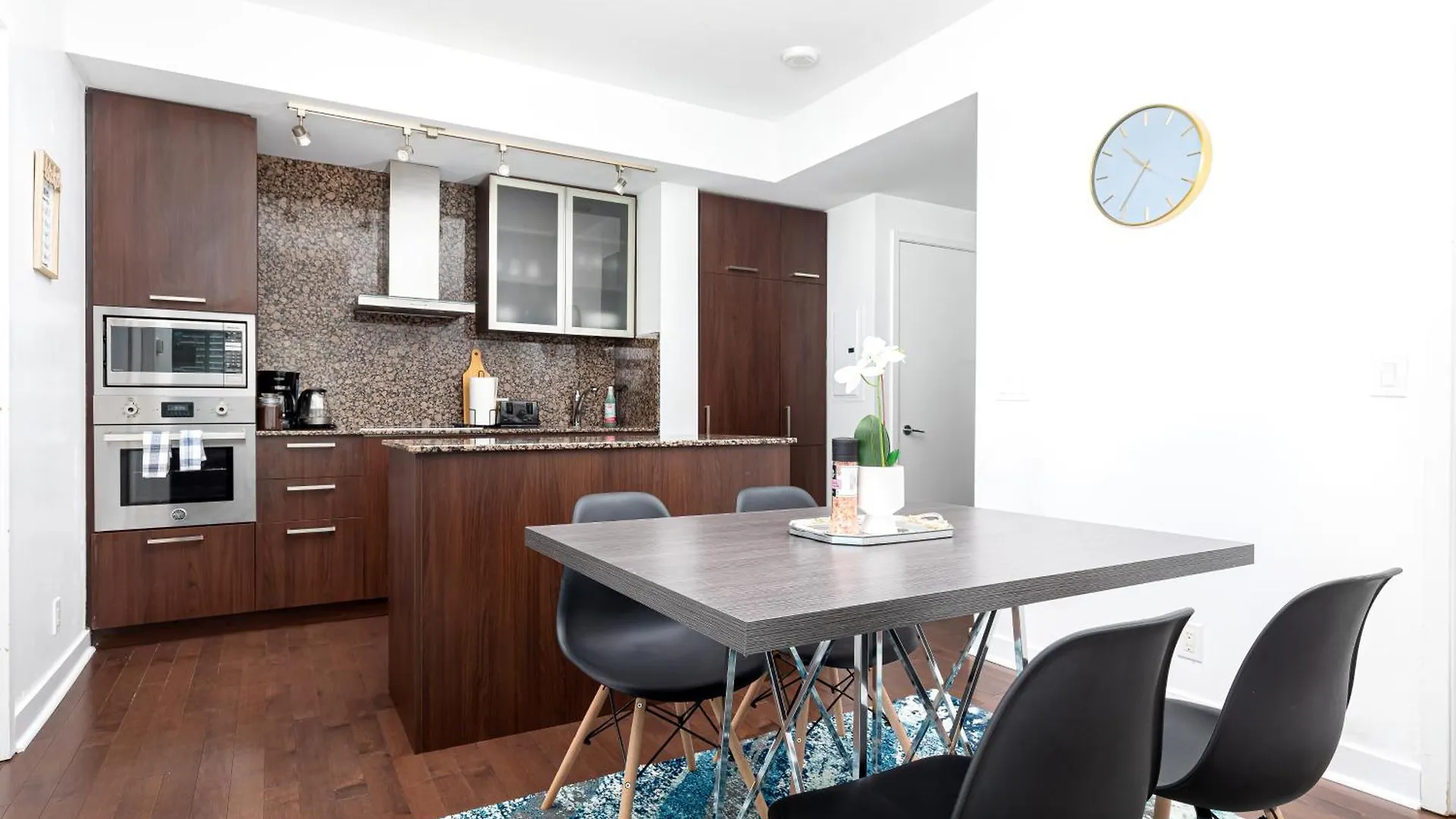 Downtown Toronto 2 Bedrooms Condo