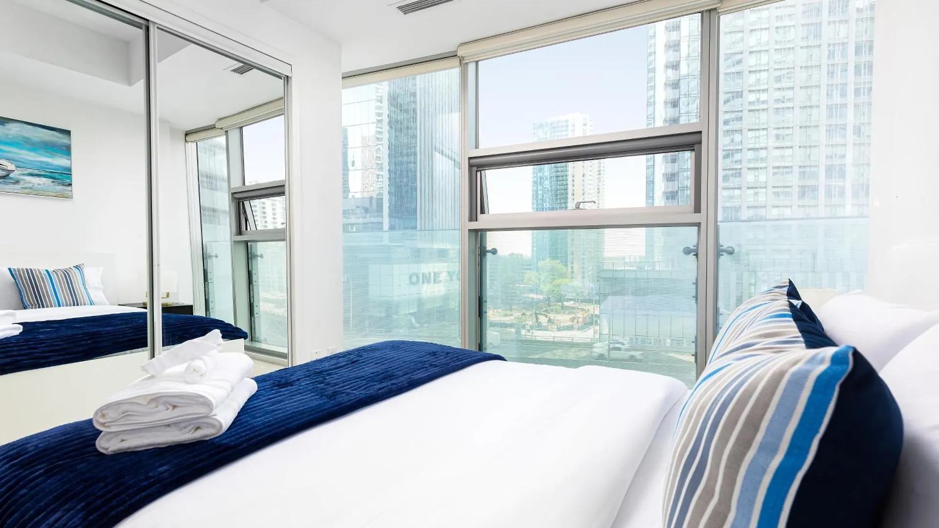 Apartment Downtown Toronto 2 Bedrooms Condo Canada